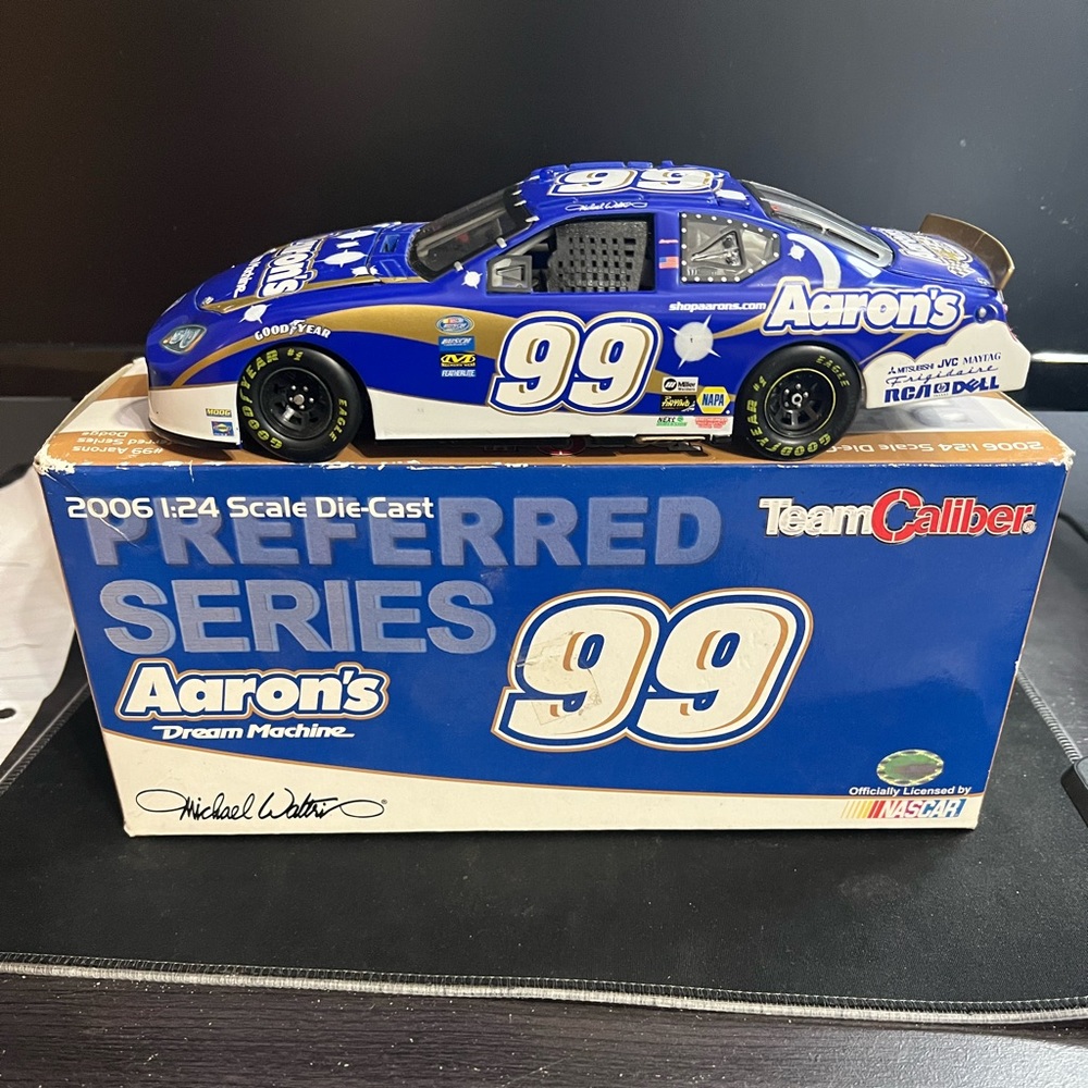 Michael Waltrip 2006 Aarons 1:24 Scale Diecast  NasCar